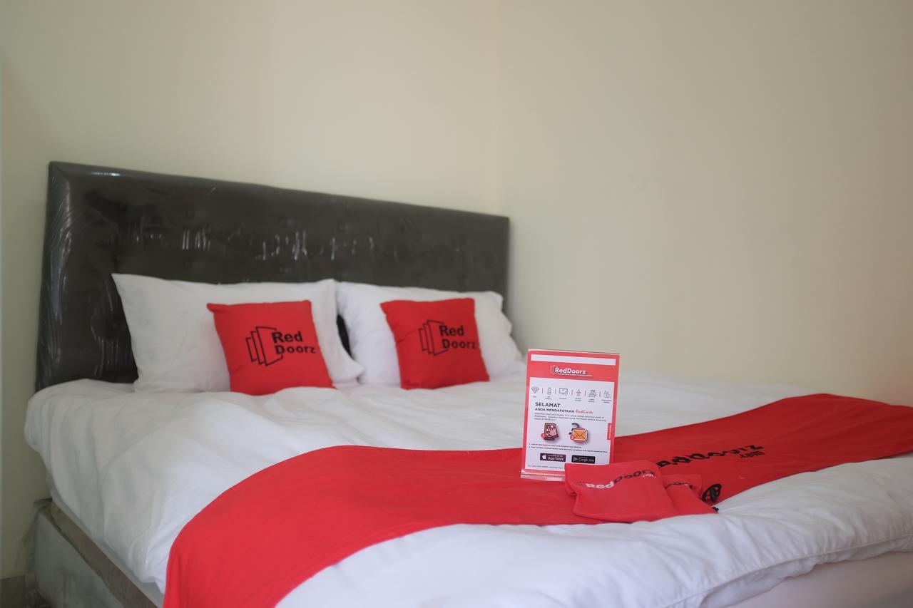 Reddoorz Plus Near Mall Ciputra Jakarta Exterior photo