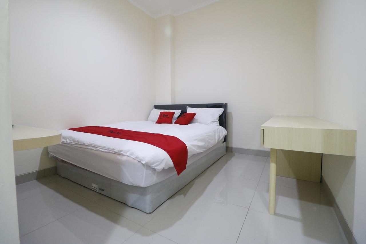 Reddoorz Plus Near Mall Ciputra Jakarta Exterior photo