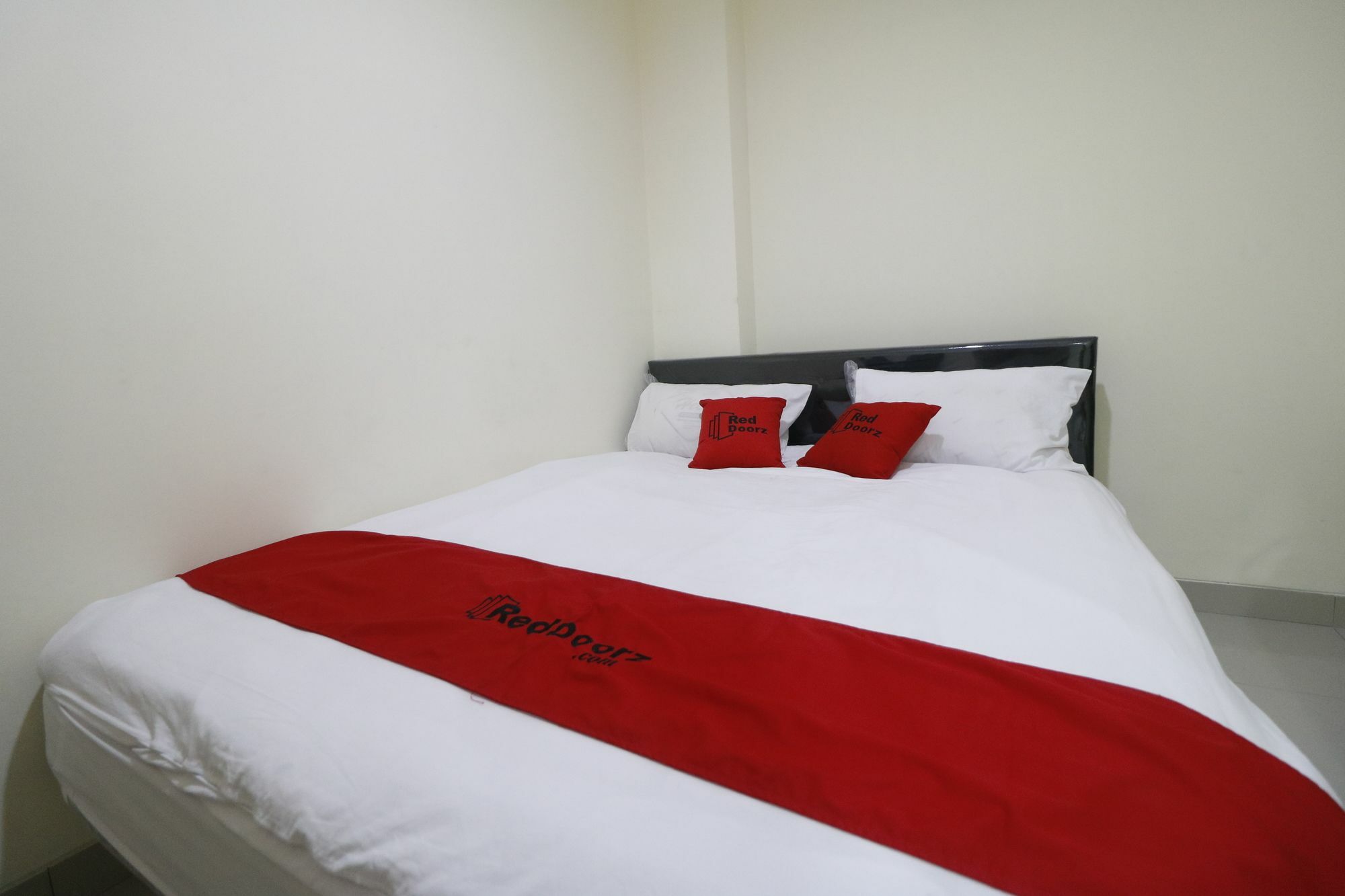 Reddoorz Plus Near Mall Ciputra Jakarta Exterior photo